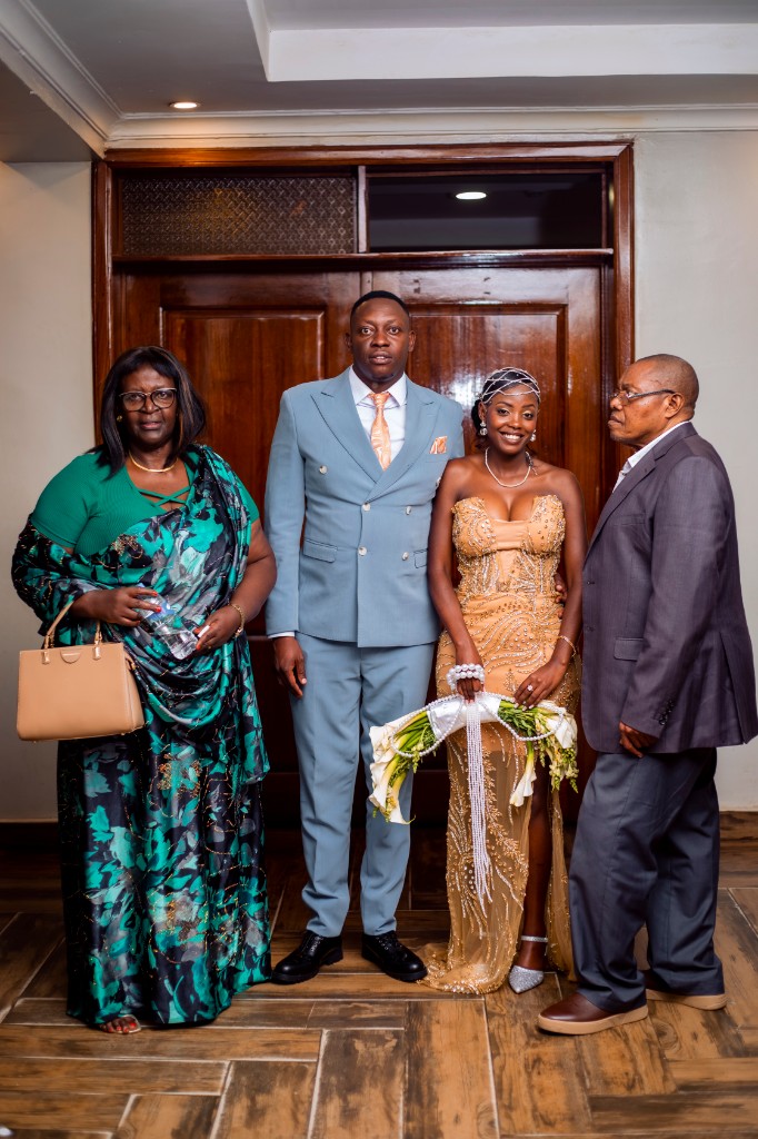 Ifoto y'abashyitsi n'umuryango